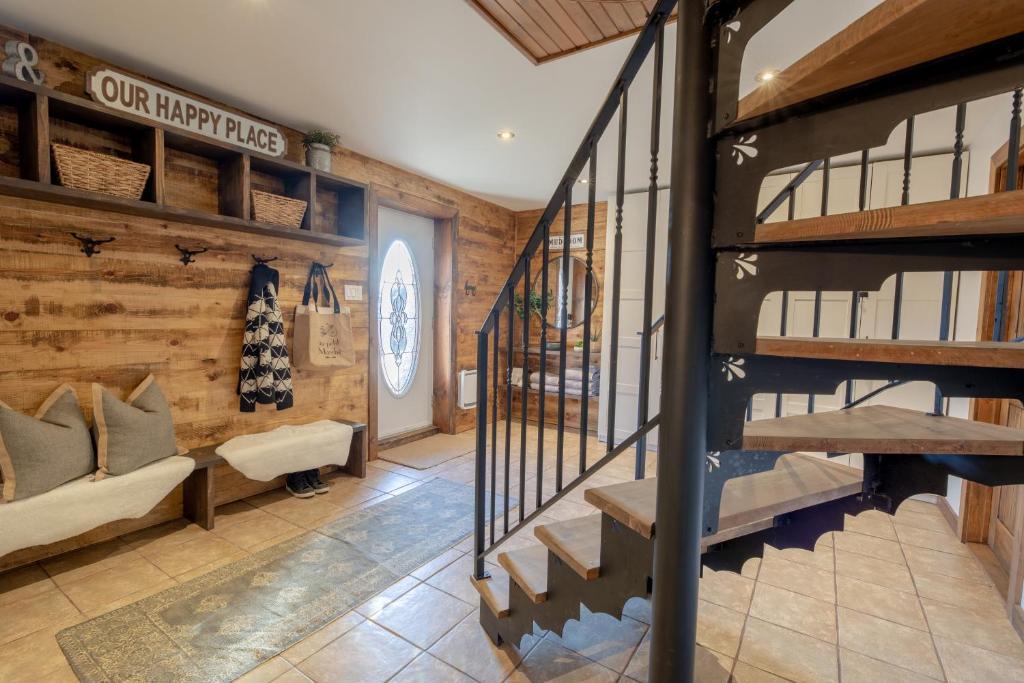 Galería fotográfica de Breathtaking log house with HotTub - Summer paradise in Tremblant en Saint-Faustin