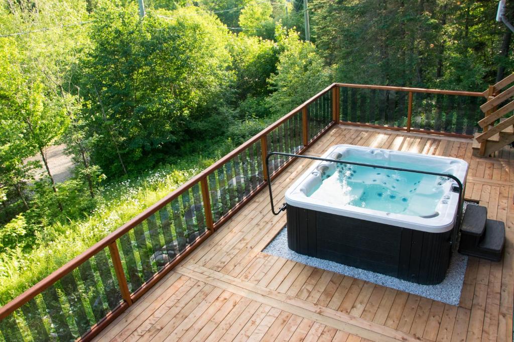 Un balcón o terraza en Breathtaking log house with HotTub - Summer paradise in Tremblant