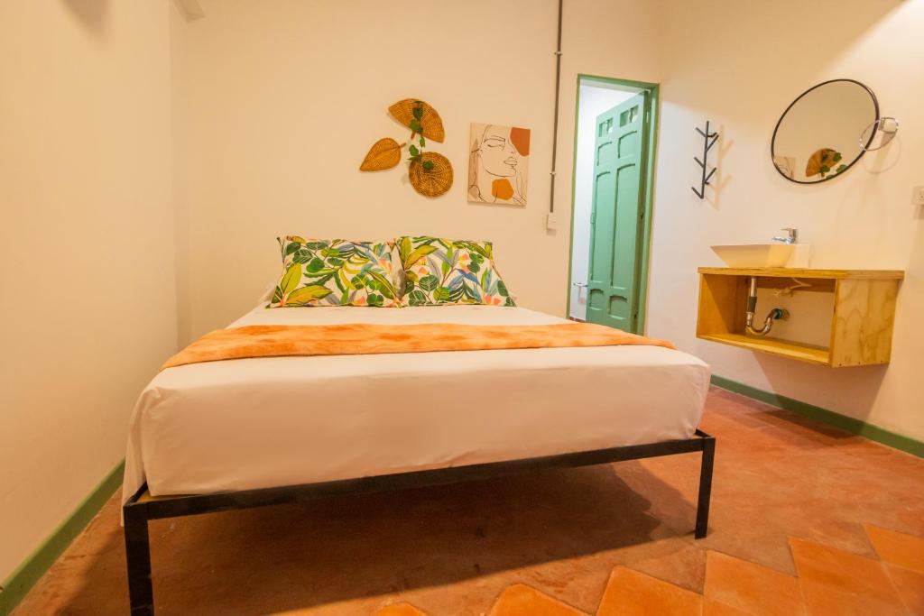 Postel nebo postele na pokoji v ubytování Centro Hostel Medellin