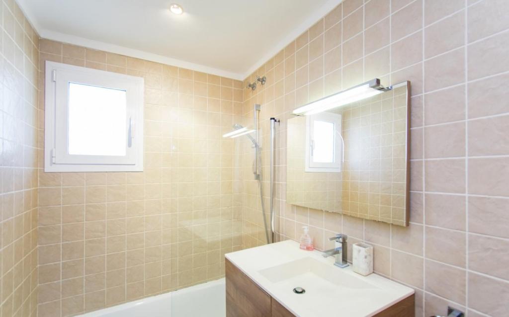 Kúpeľňa v ubytovaní Cosy Home with Pool ideal for Family & Sports near Beach in Port de Pollença