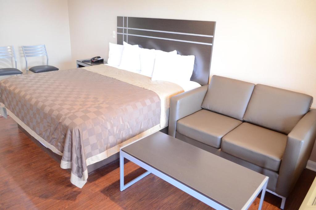Ein Bett oder Betten in einem Zimmer der Unterkunft Regency Inn Humble IAH - Intercontinental
