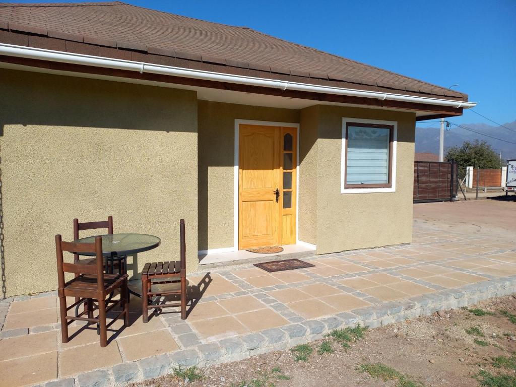 a patio with a table and chairs and a house at Casa Interior en La Cruz Quillota in Quillota