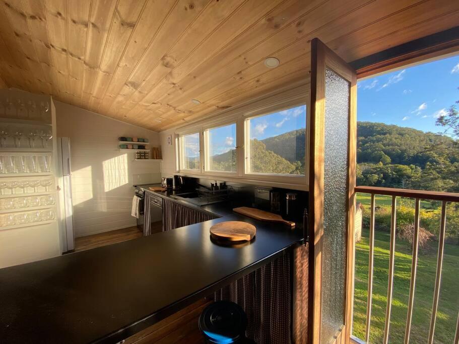 cocina con encimera y ventana grande en Misty Mountain Cottage at Krambach, en Krambach