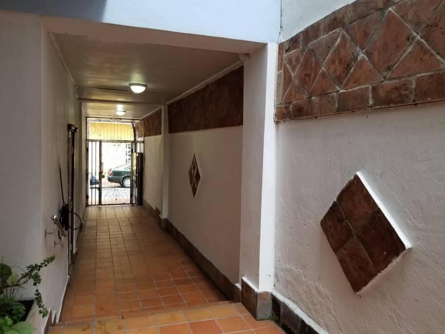 un pasillo de una casa con una pared de ladrillo en COZY AND LOVELY APARTMENT, en Santo Domingo