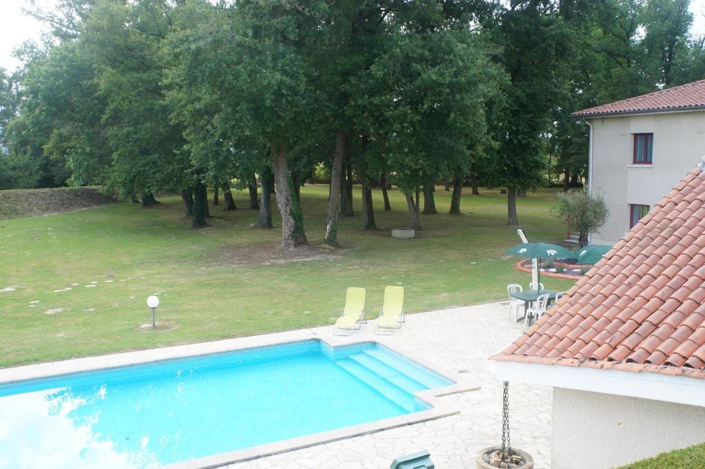 Bazén v ubytování Aliotel nebo v jeho okolí