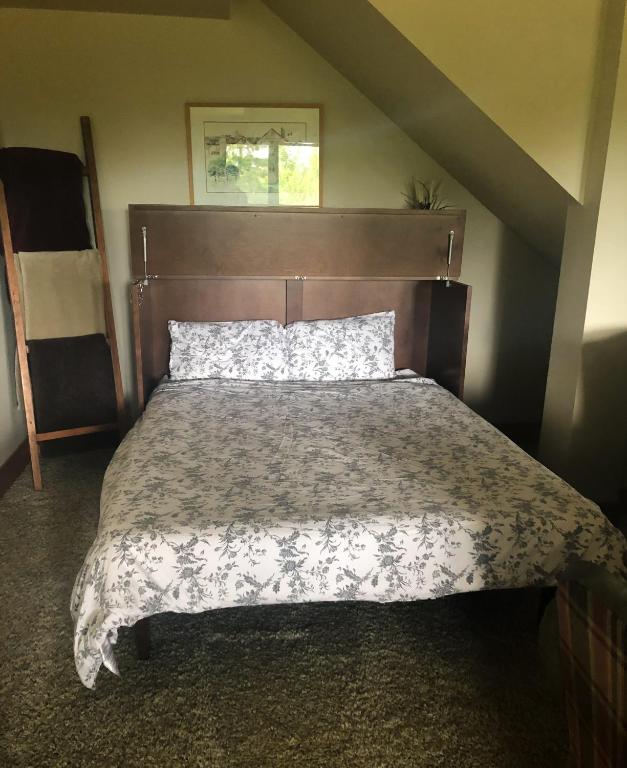 Postel nebo postele na pokoji v ubytování Shawnigan Hills Guest Suite