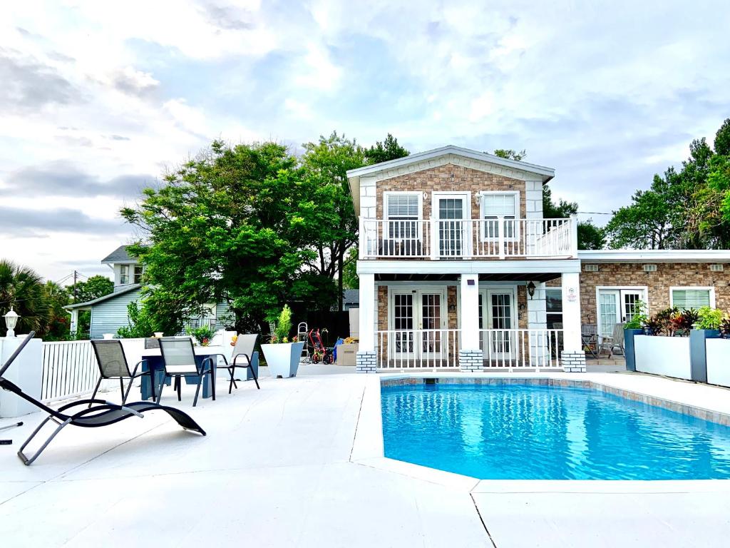 a house with a swimming pool in front of a house at 2 Bedroom Apartment in Auburndale