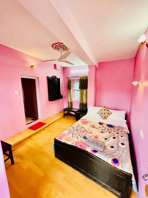 Un pat sau paturi într-o cameră la Hotel Santana