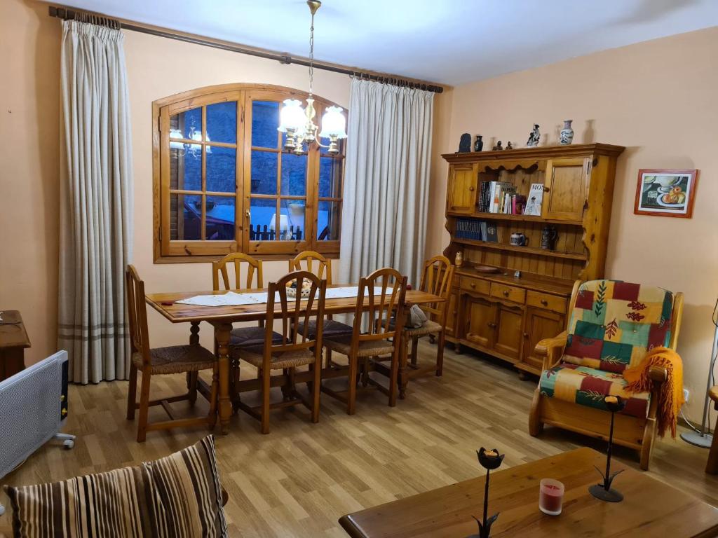 uma sala de estar com uma mesa de jantar e cadeiras em Casa centro Gósol em Gósol