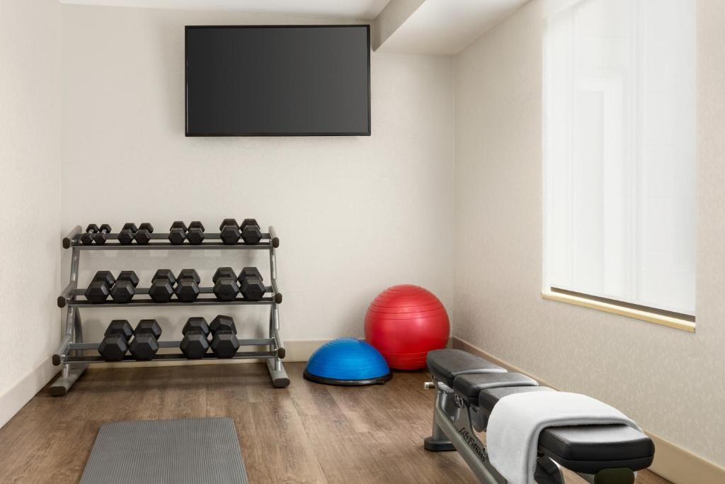 Fitness centrum a/nebo fitness zařízení v ubytování Holiday Inn Express & Suites Philadelphia - Mt Laurel by IHG