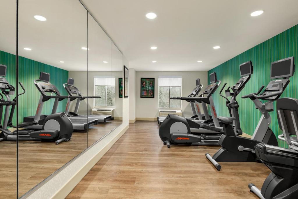 Fitness centrum a/nebo fitness zařízení v ubytování Holiday Inn Express & Suites Philadelphia - Mt Laurel by IHG