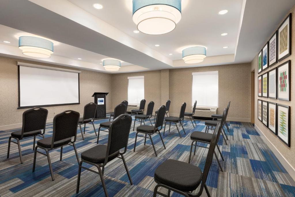Holiday Inn Express & Suites Philadelphia - Mt Laurel by IHG photo