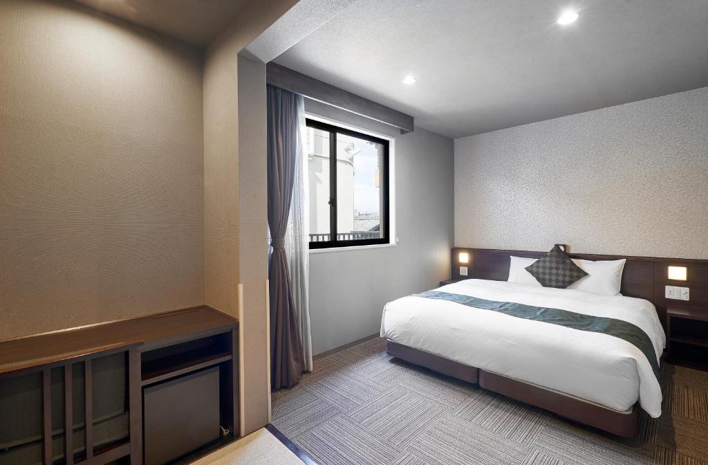 Postel nebo postele na pokoji v ubytování Hotel Kuu Kyoto