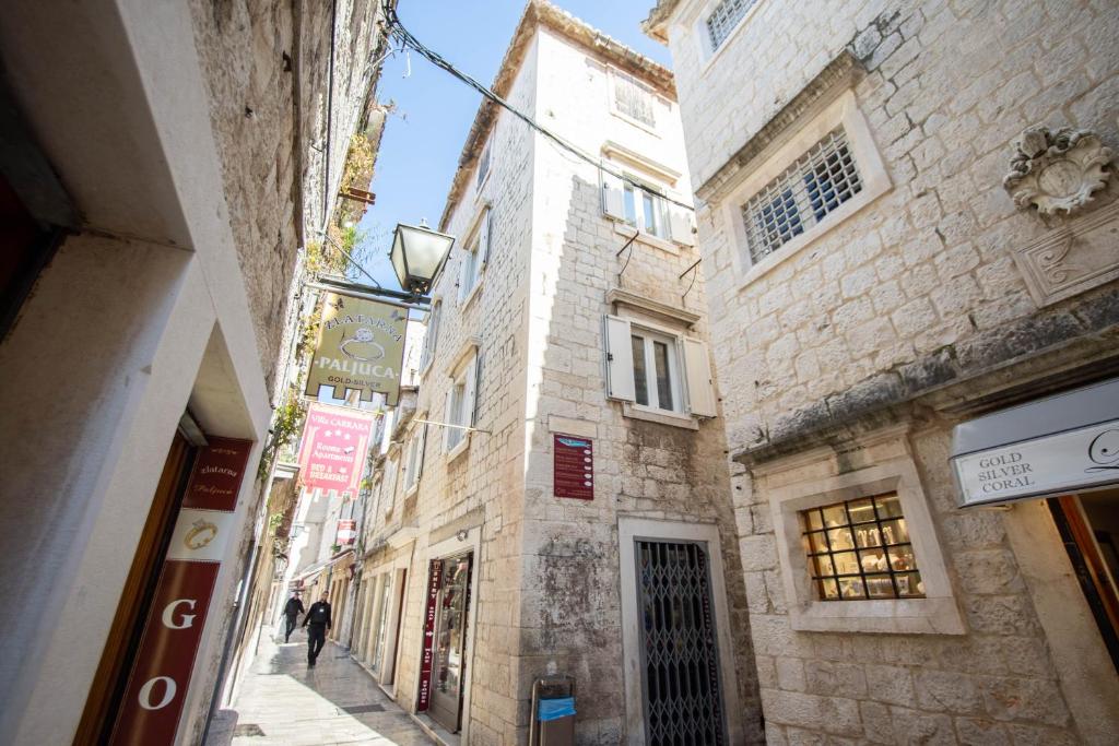 um beco estreito com um edifício numa cidade em Stephane City Vibe Suites em Trogir