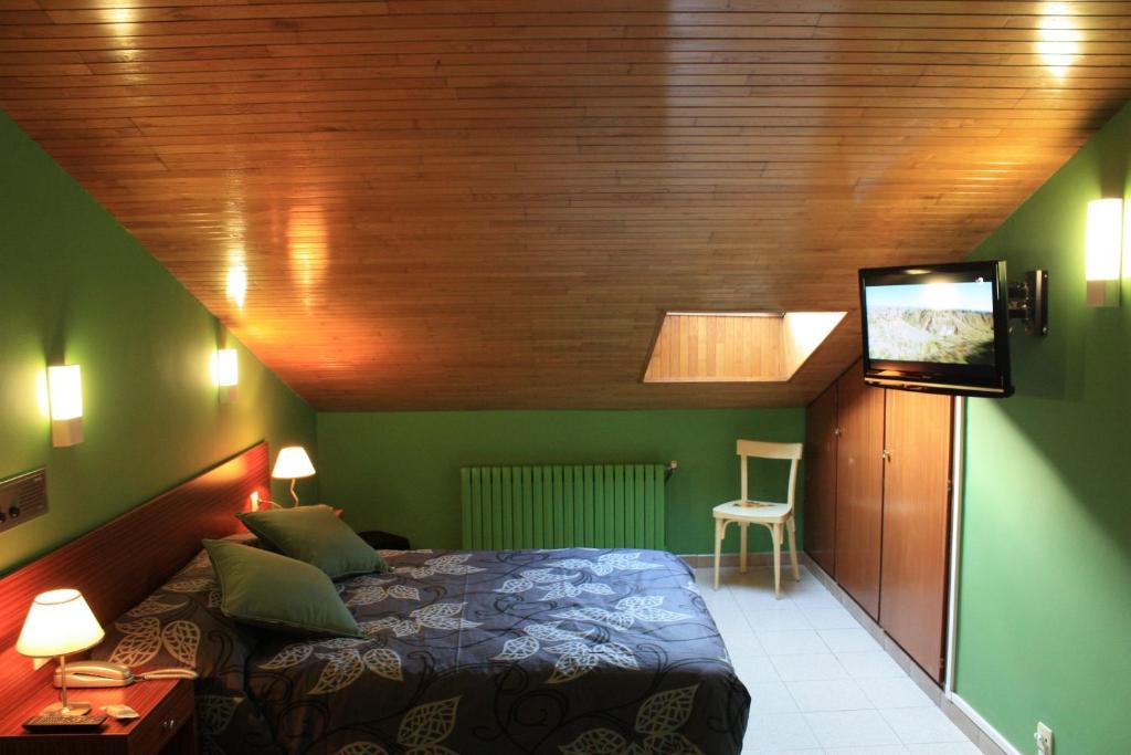 TV a/nebo společenská místnost v ubytování Hotel Les 7 Claus