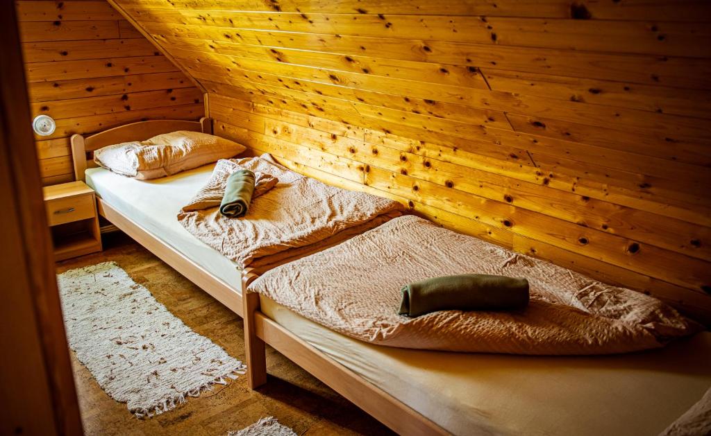 Postel nebo postele na pokoji v ubytování Korošec Apartments and Wellness Centre