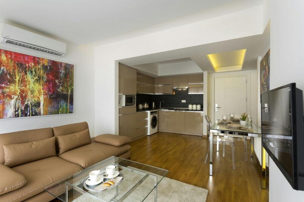 sala de estar con sofá y mesa en The Place Suites by Cey, en Estambul