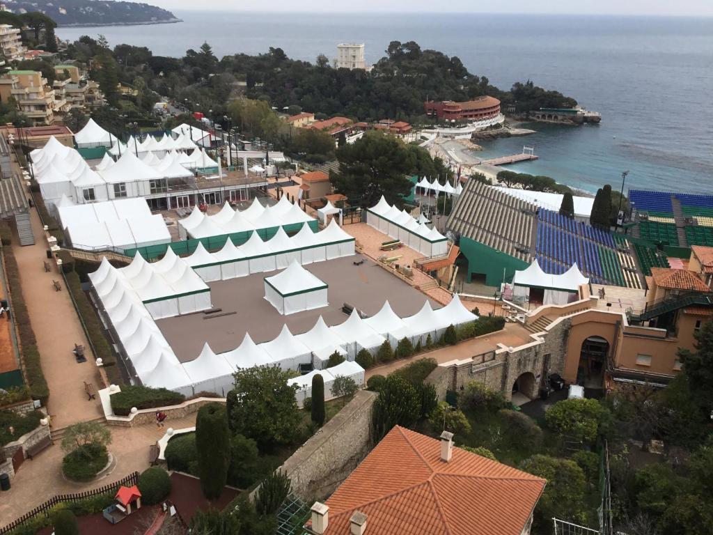 een luchtzicht op een stad met een groot wit gebouw bij FABULOUS !!APARTMENT A FRONT OF LEGENDARY MONTE CARLO BEACH and TENNIS CLUB ! in Roquebrune-Cap-Martin