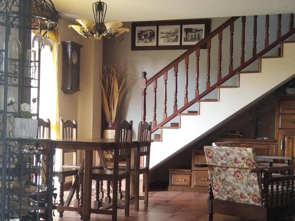 een eetkamer met een tafel en een trap bij El Balcon de Villapresente in Villapresente
