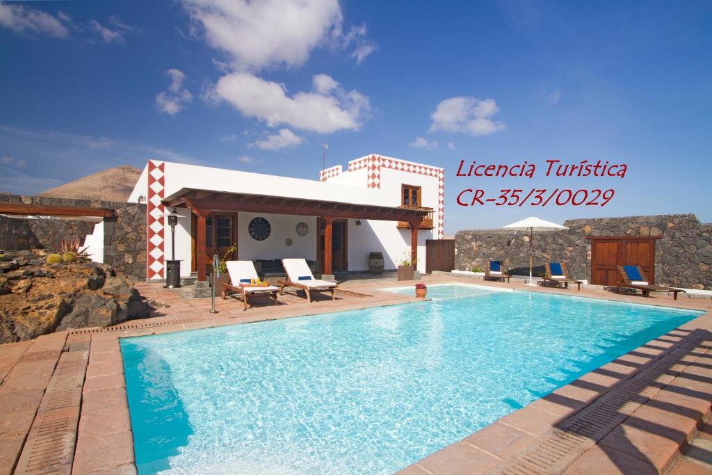 - une piscine en face d'une villa dans l'établissement Casa Rural Hero, à Tías