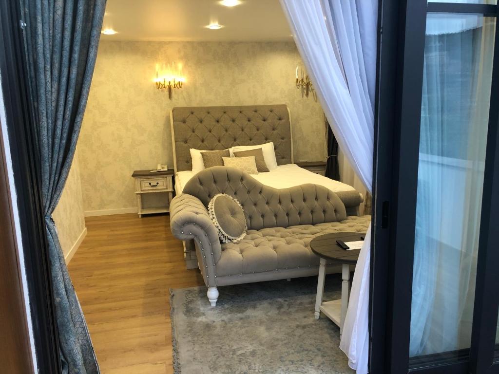 Postel nebo postele na pokoji v ubytování Rikhe palace boutique hotel