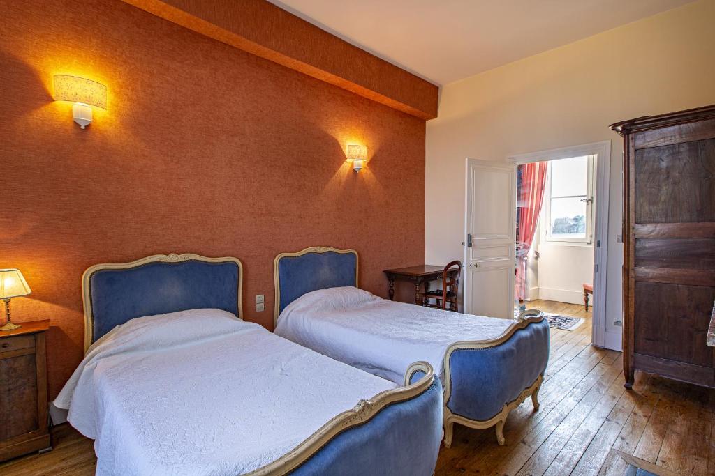 Postel nebo postele na pokoji v ubytování Manoir de la Voute maison d'hôtes