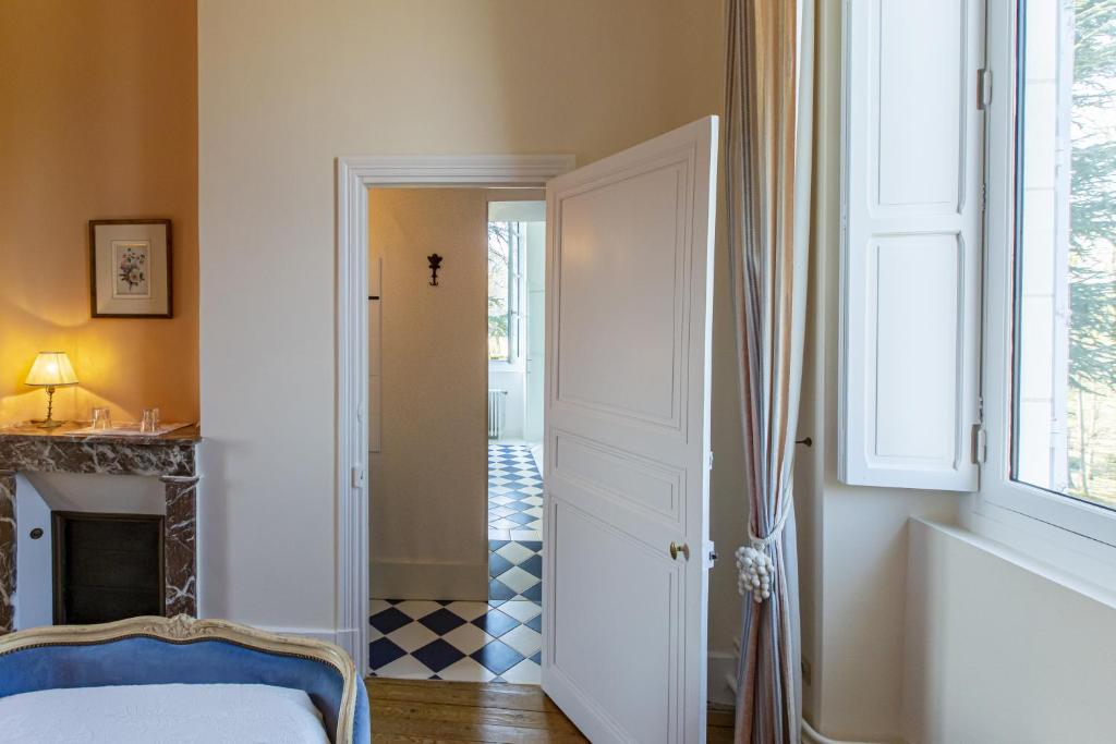 Postel nebo postele na pokoji v ubytování Manoir de la Voute maison d'hôtes