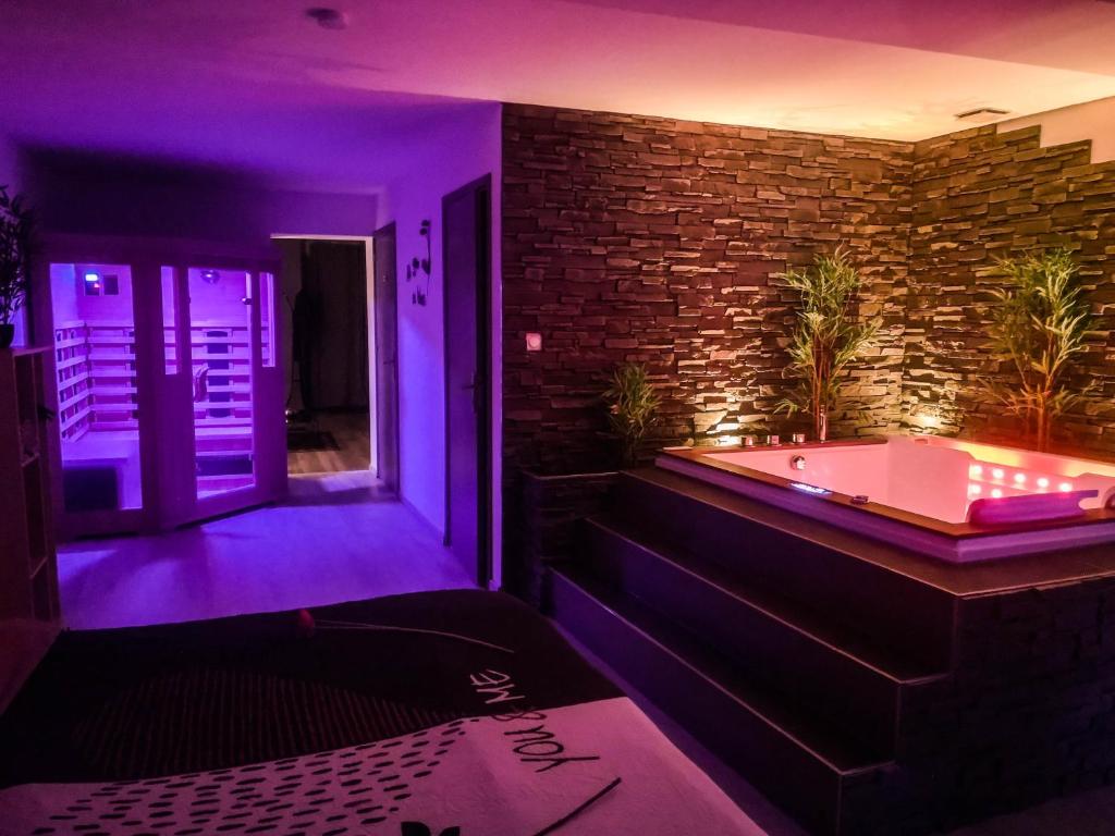 Postel nebo postele na pokoji v ubytování Appart' spa privatif Gray