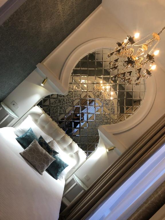 Postel nebo postele na pokoji v ubytování Rikhe palace boutique hotel