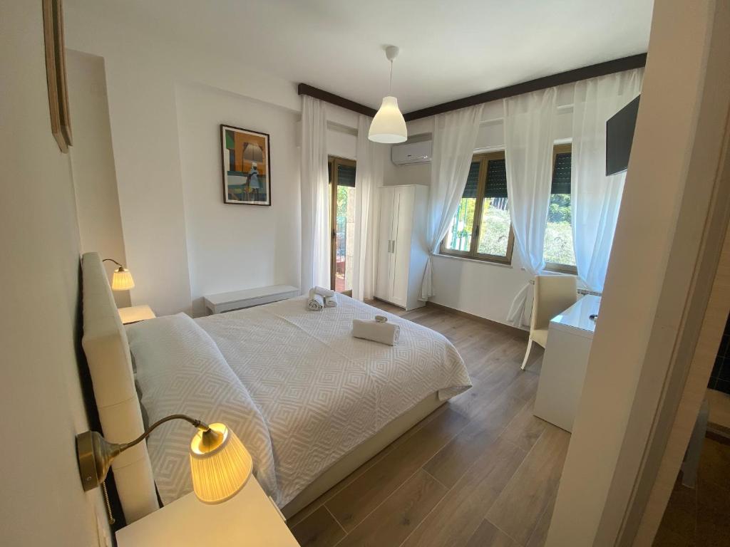 una camera con letto e tavolo con lampada di B&B Casa al Vicolo 2 a Taormina