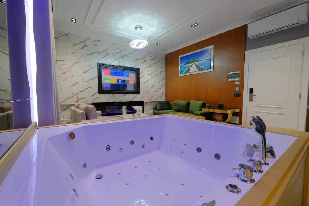 TV a/nebo společenská místnost v ubytování NOLEA Boutique Hotel