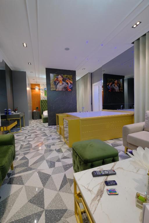 TV a/nebo společenská místnost v ubytování NOLEA Boutique Hotel