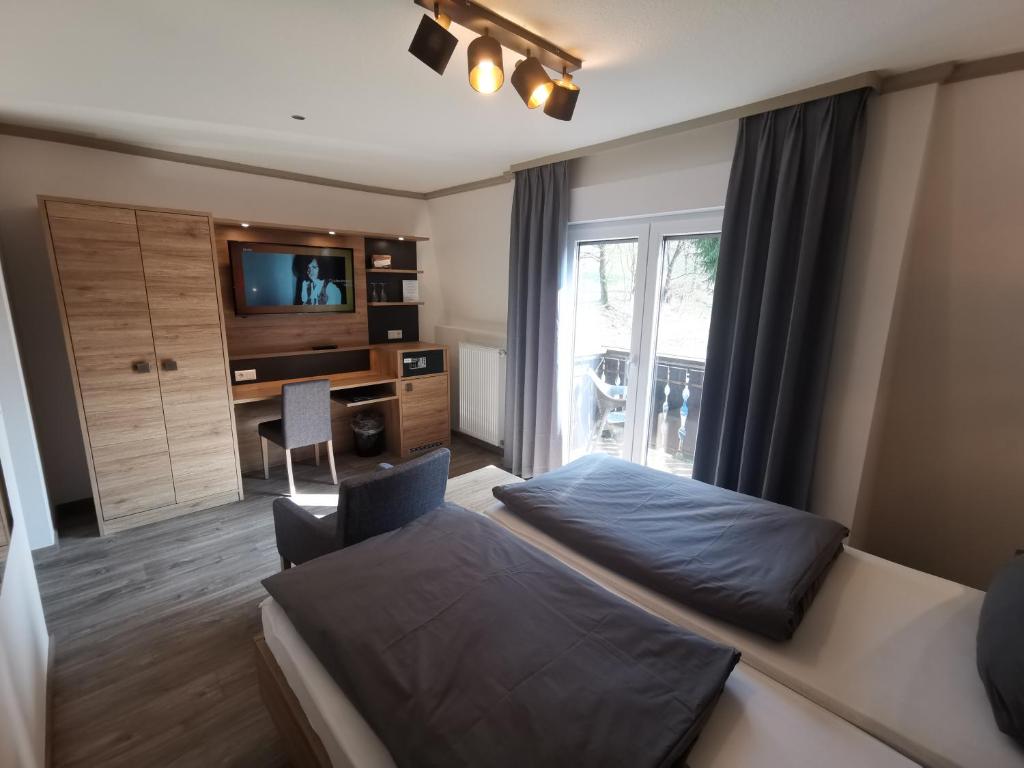Postel nebo postele na pokoji v ubytování Hotel Grüner Baum mit Restaurant & Wellness