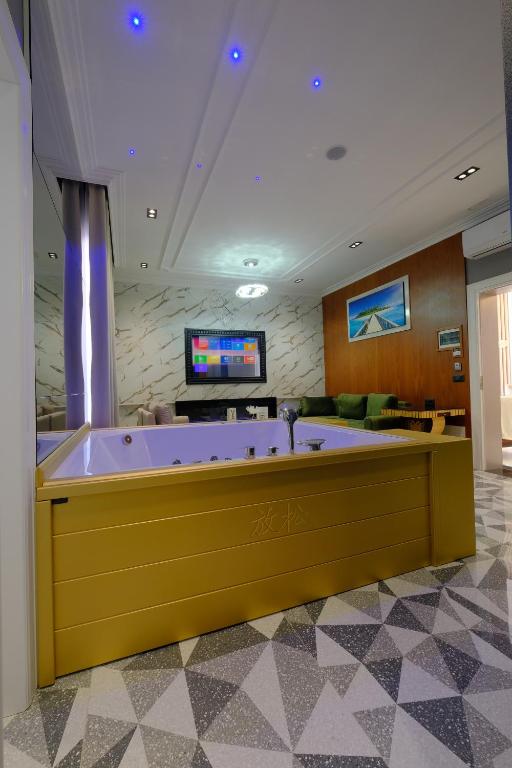 TV a/nebo společenská místnost v ubytování NOLEA Boutique Hotel