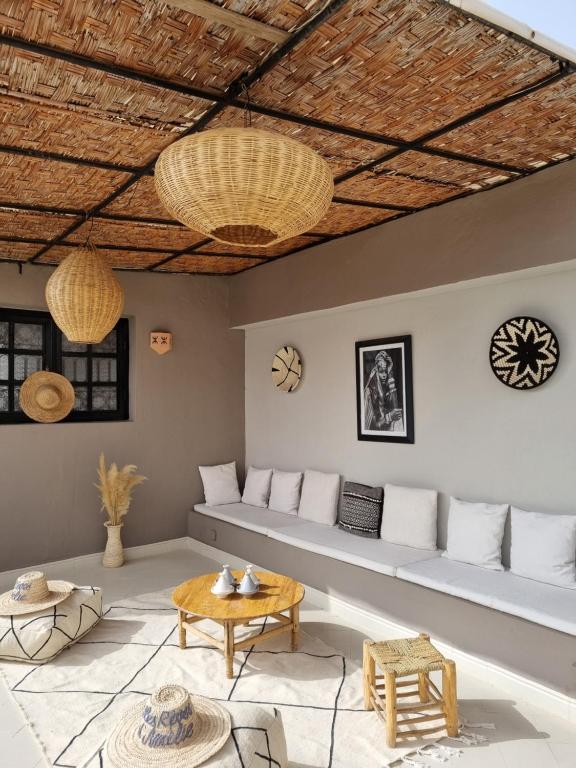 salon z kanapą i stołem w obiekcie Riad les Rêves d'Amélie w Marakeszu