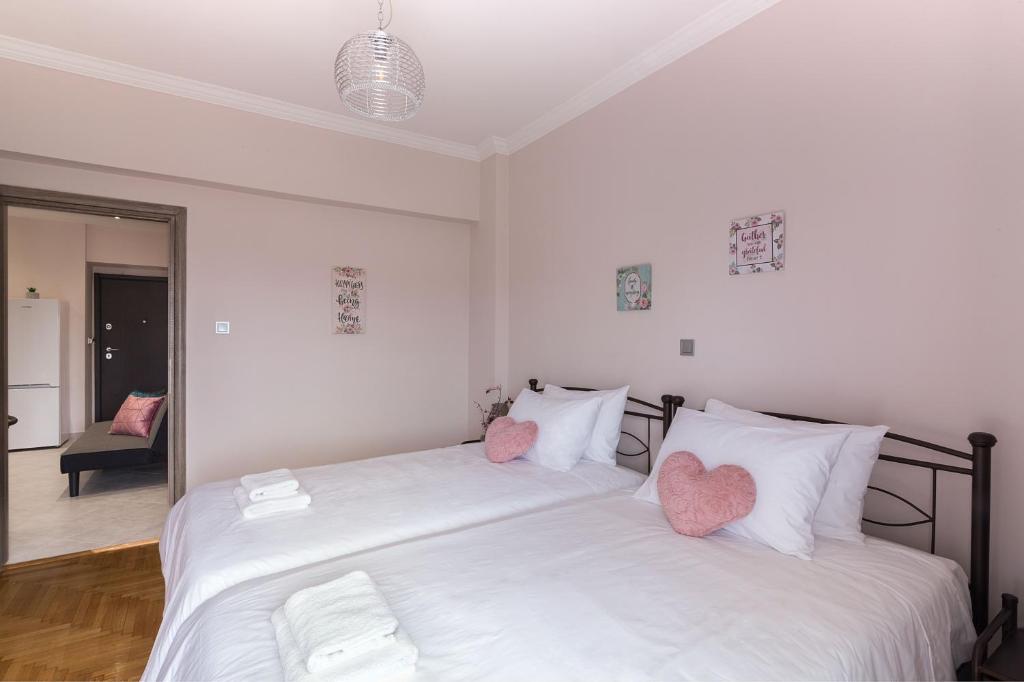 Łóżko lub łóżka w pokoju w obiekcie Sirens Athens Apartment
