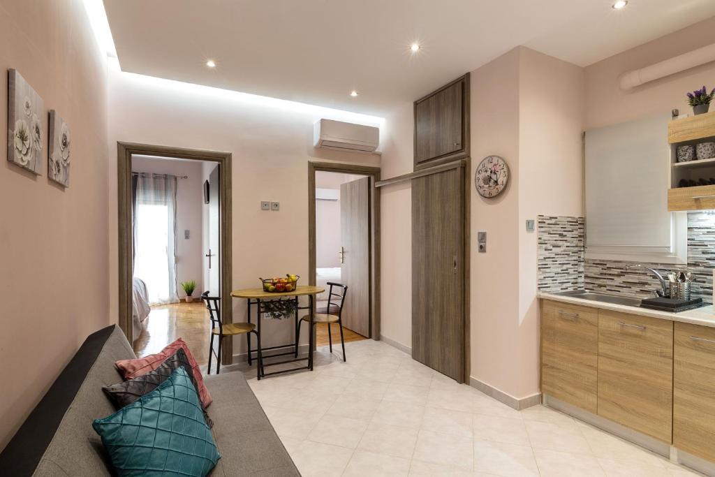 Kuchnia lub aneks kuchenny w obiekcie Sirens Athens Apartment
