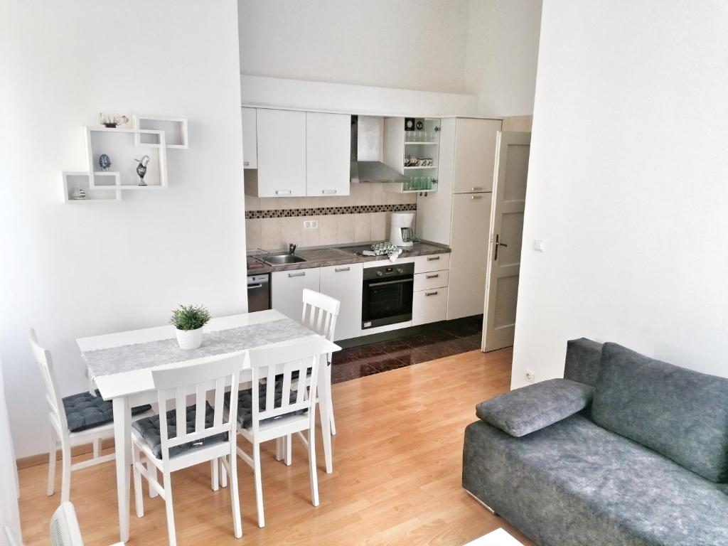 Il comprend une cuisine et un salon avec une table et un canapé. dans l'établissement Apartment Anamarija-Bačvice, à Split