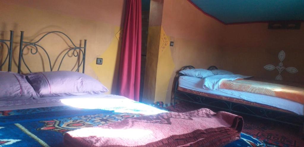 Postel nebo postele na pokoji v ubytování Camp Mhamid Sahara Tours