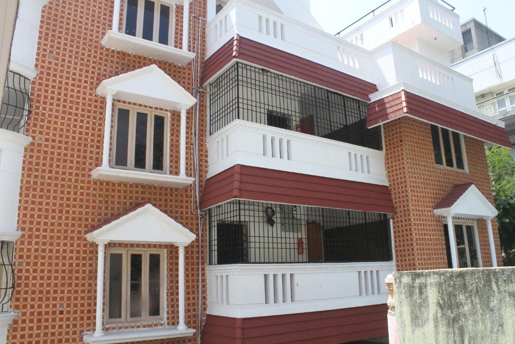 un bâtiment avec des cages sur son côté dans l'établissement Skyry Hotels T Nagar, à Chennai