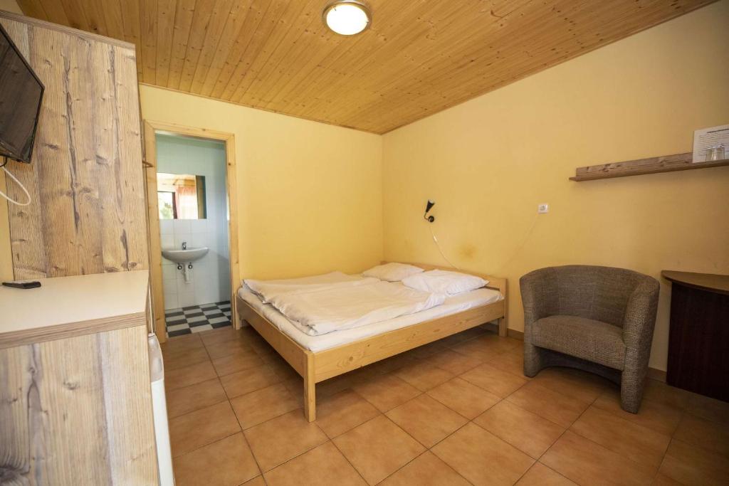 Letto o letti in una camera di Chatový areál Zděřina