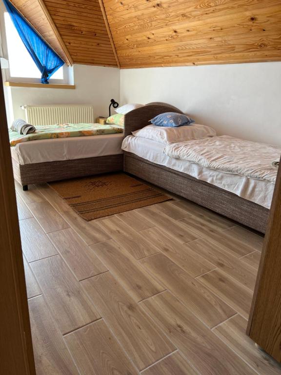 Postel nebo postele na pokoji v ubytování Csikós Apartman