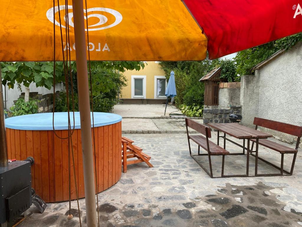 Patio lub wspólna przestrzeń na świeżym powietrzu w obiekcie Balaton7 Apartmanház - Badacsonytomaj Centrum