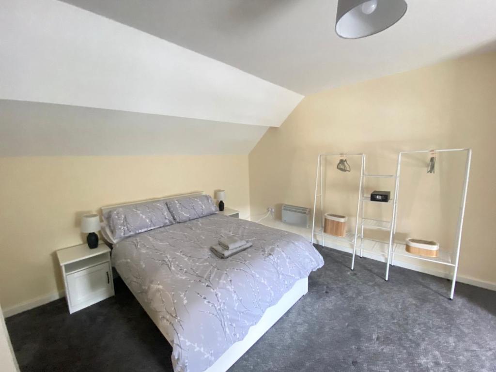 Un pat sau paturi într-o cameră la Hodge Bower Holidays - Ironbridge, Squires