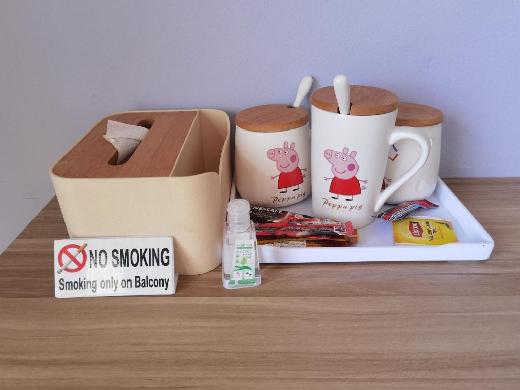 Příslušenství pro přípravu čaje a kávy v ubytování Lily Holiday hotel 百合假日酒店