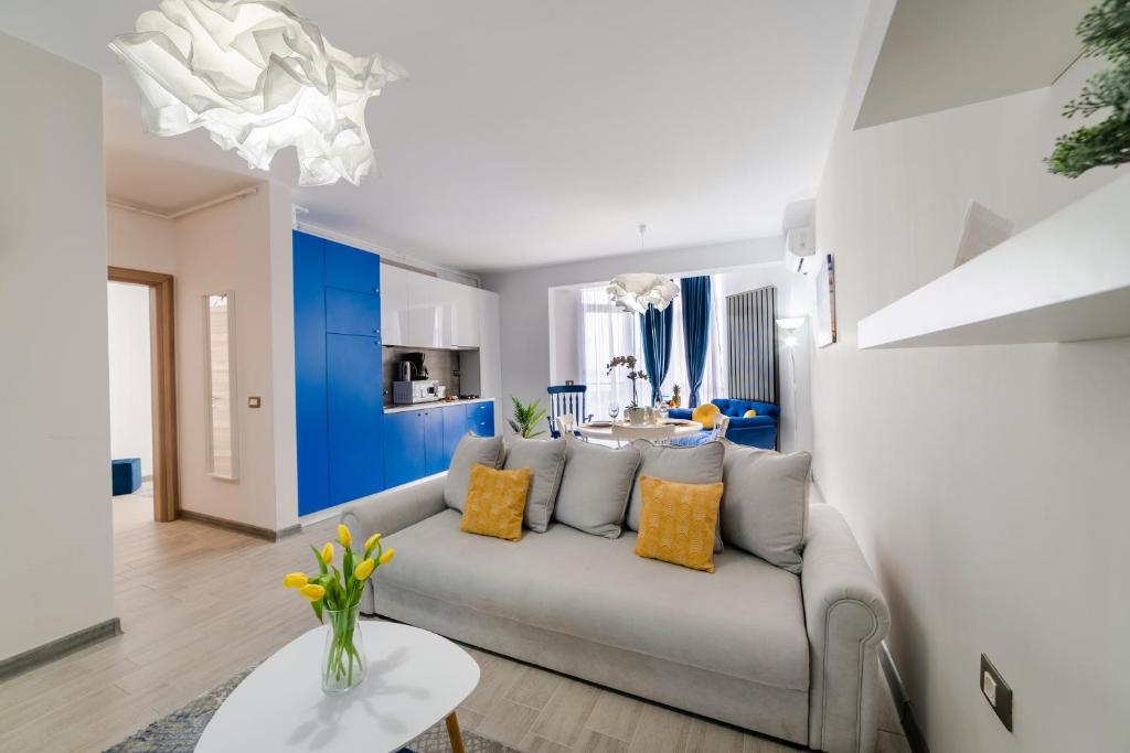 - un salon avec un canapé et une table dans l'établissement Iriny Apartment Spa&Pool by Alezzi Beach Resort, à Mamaia Nord – Năvodari