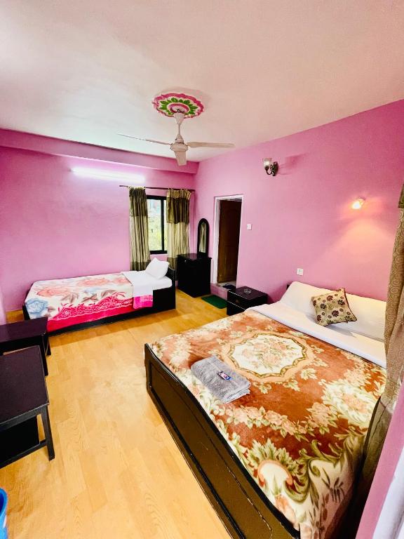 Un pat sau paturi într-o cameră la Hotel Santana