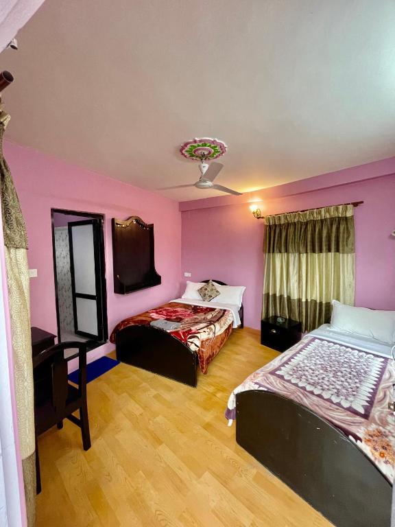 Un pat sau paturi într-o cameră la Hotel Santana