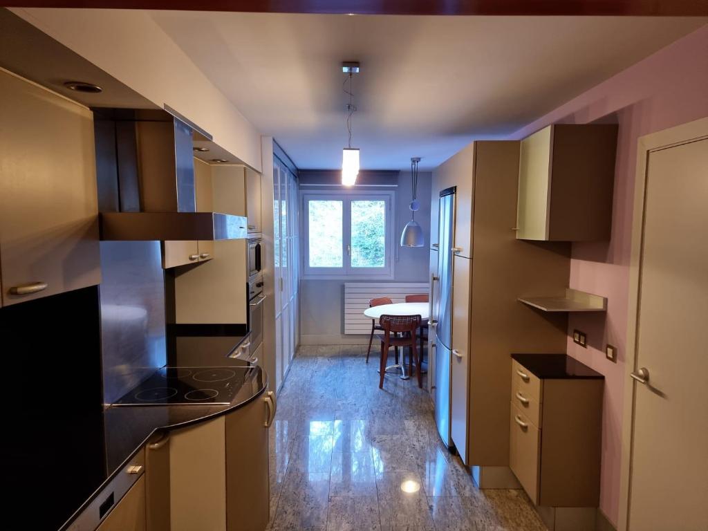 Kuchyň nebo kuchyňský kout v ubytování Appartement chic au centre HUT 08087
