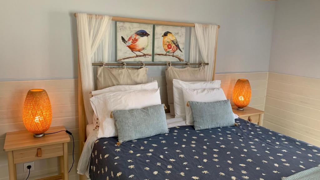 ein Schlafzimmer mit einem Bett mit zwei Lampen an Tischen in der Unterkunft Casa do Açor - Villaverde Azores in Feteiras